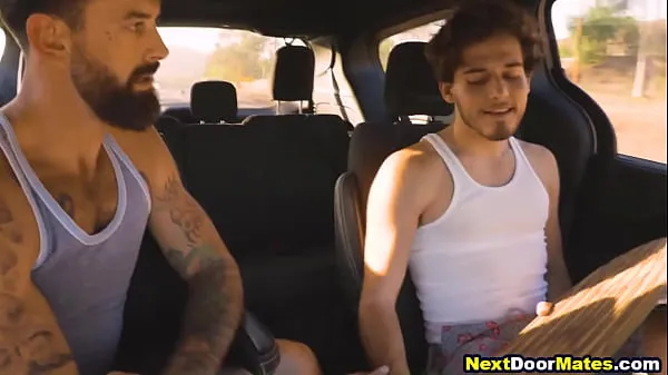 XXX Horny hunk picks up young hitchhiker for gay sex új videó