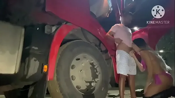 XXX TRUCK DRIVER SAW THE WHORE SHOWING IN LINGERIE ON THE SIDE OF THE TRUCK, HE COULDN'T STAND IT AND FUCKED HER KITCHEN WITHOUT A CONDOM AT THE GAS STATION Video mới