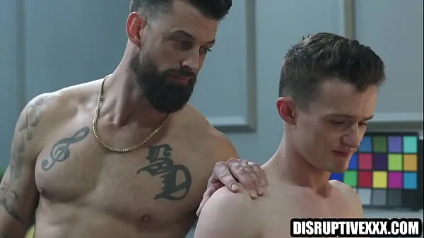 XXX El actor porno gay novato recibe un trato rudo en el set de película vídeos nuevos