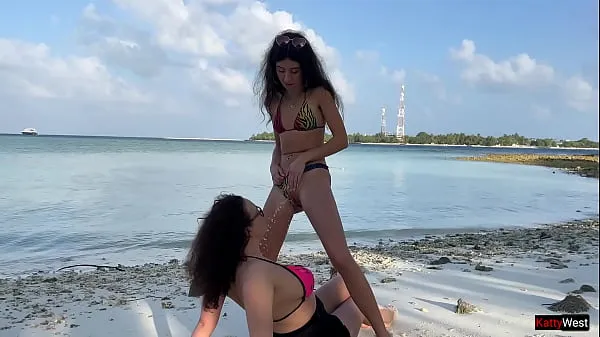 XXX Le ragazze si pisciano addosso a vicenda. Pee gioca a Squirting Publicnuovi video