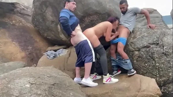 XXX Married fucking on the beach with two men नए वीडियो