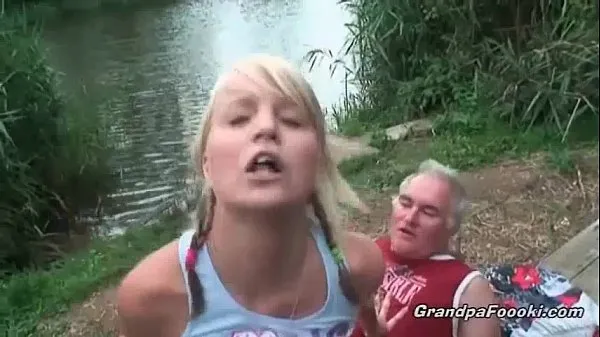 XXX Gorgeous blonde rides dick on the river shore nových videí
